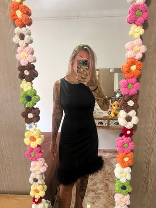 Vestido negro con plumas.talla s pero da para m