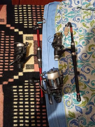 2 cañas de pescar con carretes
