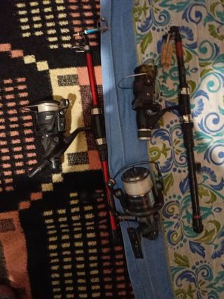 2 cañas de pescar con carretes