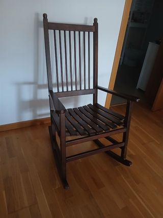 Sillón balancín de madera oscuro