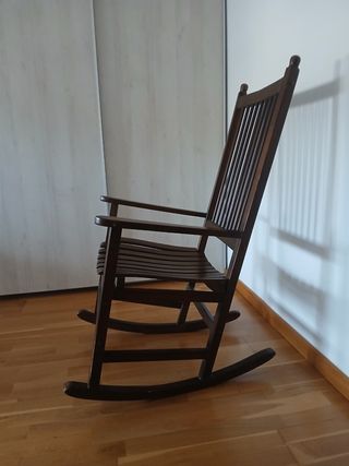 Sillón balancín de madera oscuro