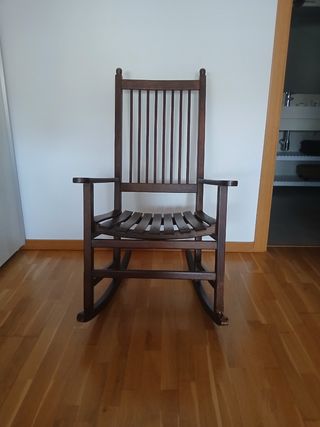 Sillón balancín de madera oscuro
