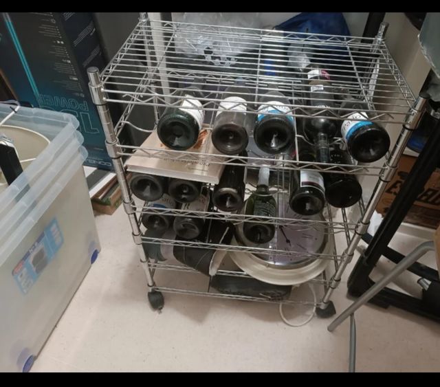 Botellero Metálico con Ruedas