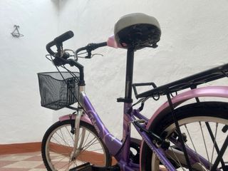 Bicicleta infantil morada con cesta