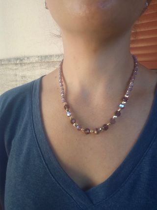 Collar de cuentas moradas y doradas