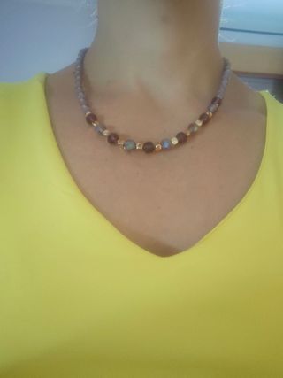 Collar de cuentas moradas y doradas