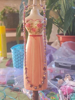 Collar de cuentas moradas y doradas