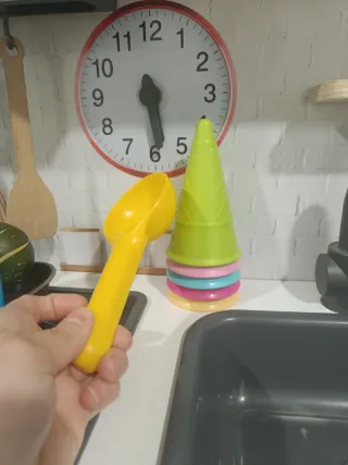 Cocinita de madera con accesorios