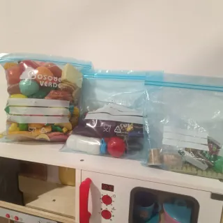 Cocinita de madera con accesorios