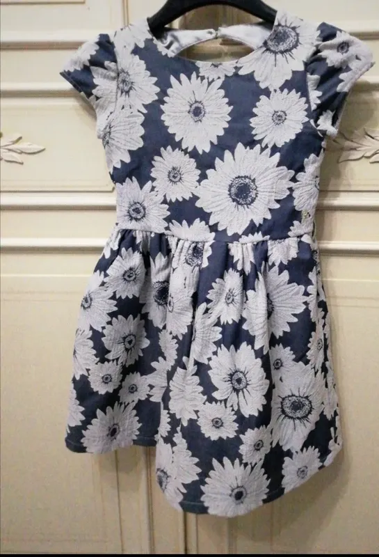 Vestito floreale con scollo a V