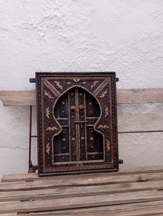 Ventana de madera decorada