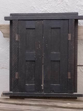Ventana de madera decorada