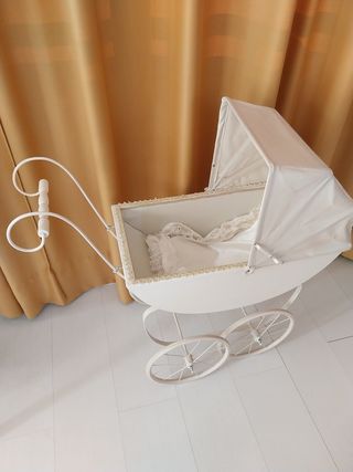 Carro de muñecas blanco vintage