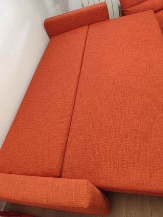 Divano letto angolare arancione con contenitore