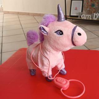 Unicorno rosa che cammina e suona