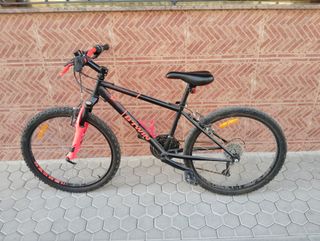 Bicicleta BTWIN Negra y Roja