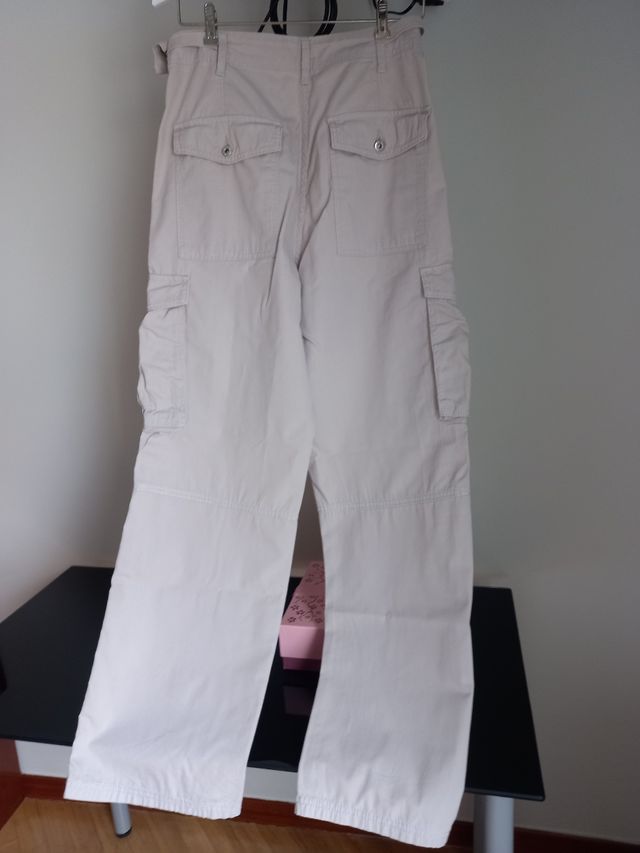 Pantalón cargo Bershka beige