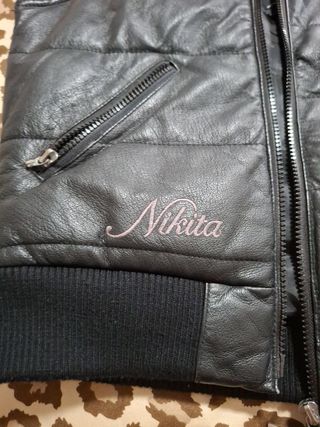 Chaleco Nikita Negro con Capucha