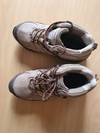 Botas de Montaña Beige Talla 40. Es como 39 normal