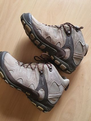 Botas de Montaña Beige Talla 40. Es como 39 normal