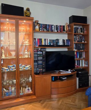 Mueble de salón con vitrina y estanterías