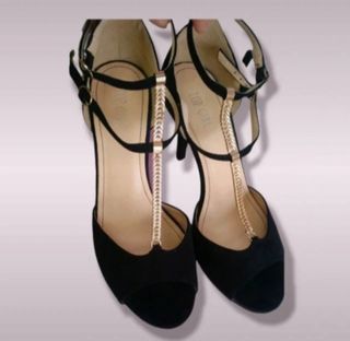 Sandalias T-Strap con Cadena Dorada