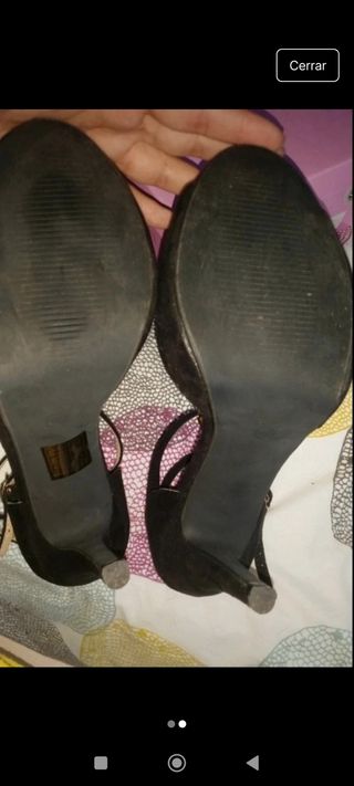 Sandalias T-Strap con Cadena Dorada