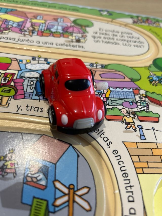 Juega con el libro del coche rojo