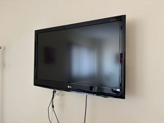 Televisión LG Negra con Soporte Pared