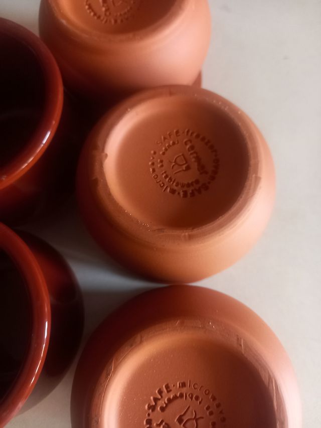 Vasos de cerámica marrón