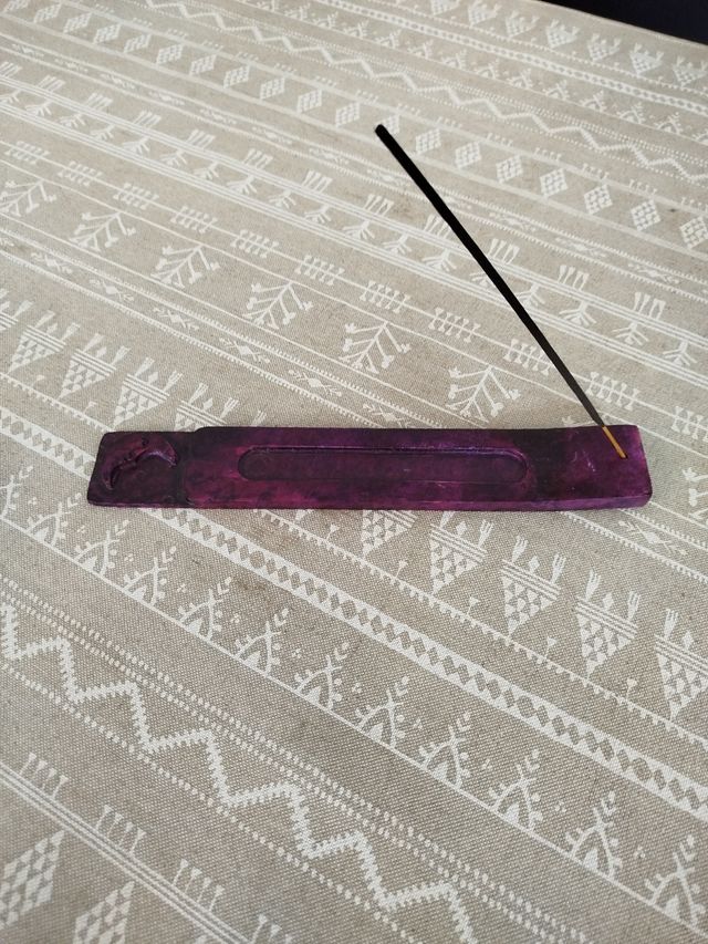 Soporte incienso morado tallado luna