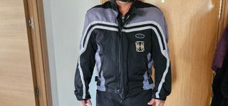 Chaqueta de moto negra y gris
