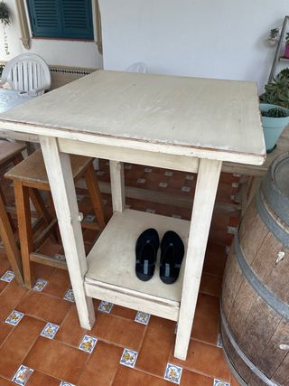 Mesa alta de bar y 2 taburetes madera maciza 