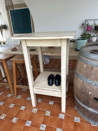 Mesa alta de bar y 2 taburetes madera maciza 