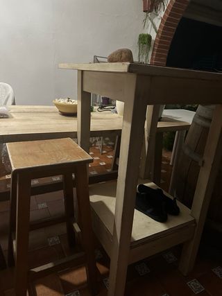 Mesa alta de bar y 2 taburetes madera maciza