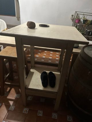 Mesa alta de bar y 2 taburetes madera maciza 