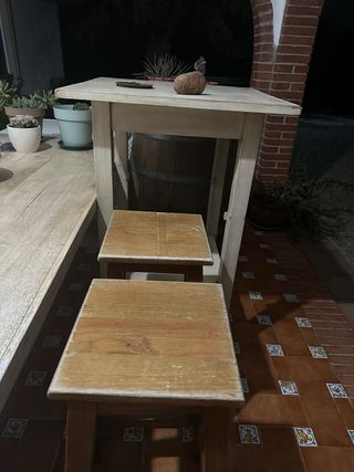 Mesa alta de bar y 2 taburetes madera maciza 