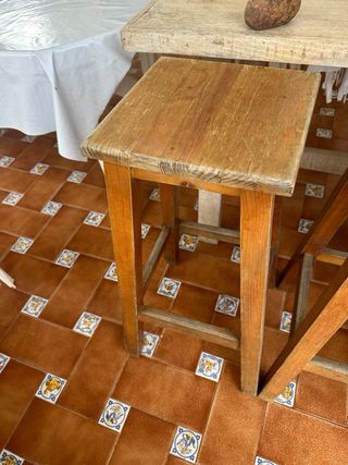 Mesa alta de bar y 2 taburetes madera maciza 