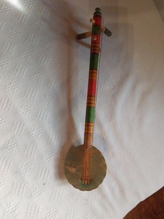 Guembri africano de cuerda.