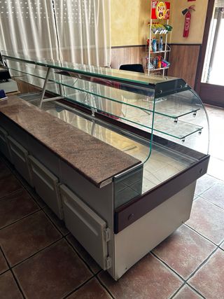 Mostrador de tienda con peso y estanterías