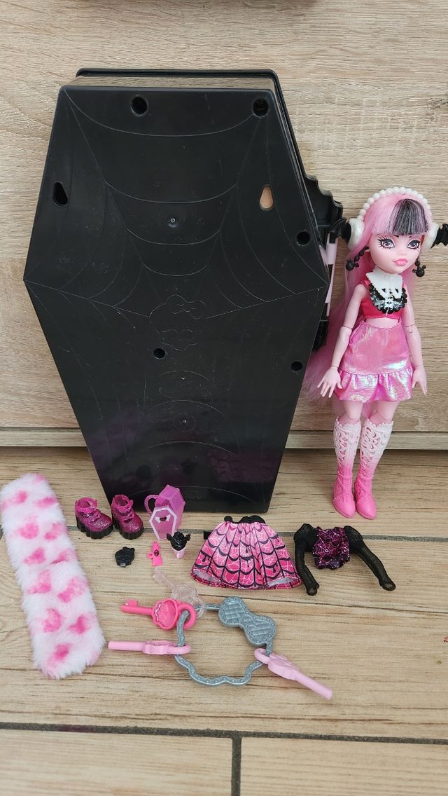 Bambola Monster High Draculaura con accessori