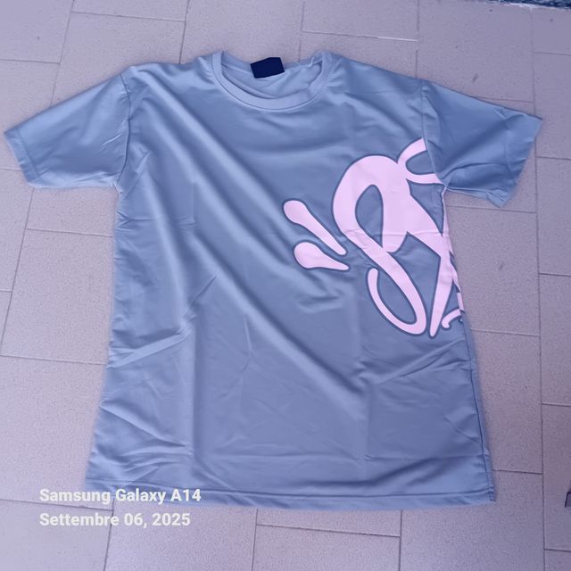 Maglia Syna Blu con Grafica Rosa