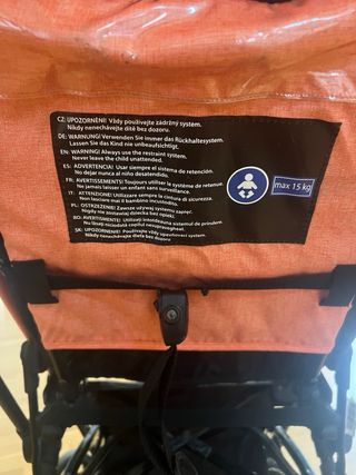 Carrito ligero Kinderkraft naranja. 
