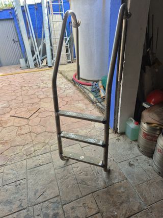 Escalera de piscina metálica