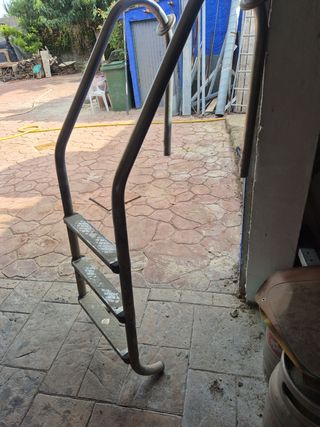 Escalera de piscina metálica