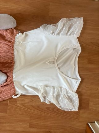 Vestido blanco y rosa con mangas de volantes