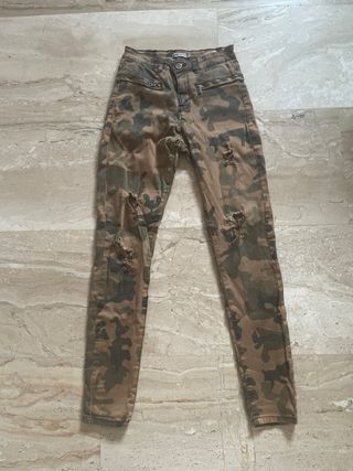 Pantalones militares desgastados con cremallera