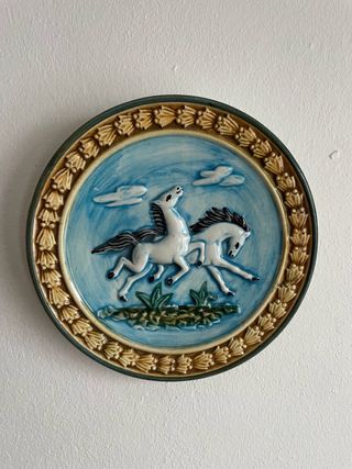 Plato decorativo caballos cerámica