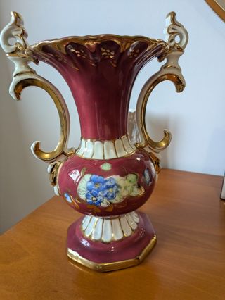 Jarrón de porcelana con detalles dorados