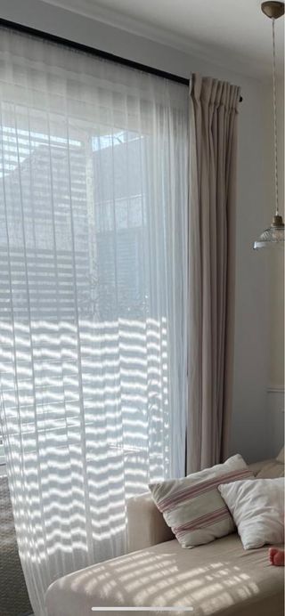 Doble barra cortina + cortinas beige/blanco